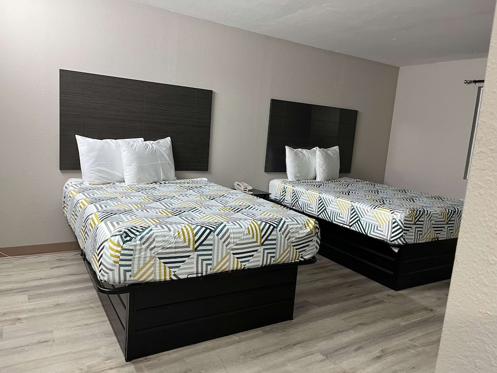 Deluxe Room, 2 Queen Beds, Non Smoking photo 1