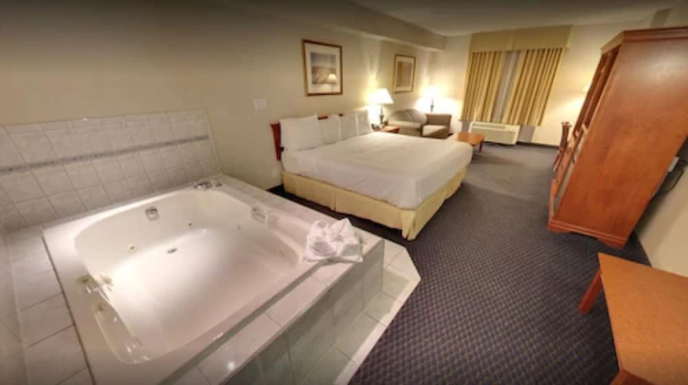 Suite, 1 King Bed with Sofa bed, Non Smoking (Jacuzzi) photo 2