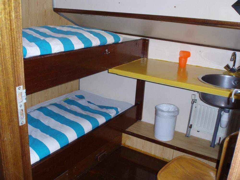 Basic Twin Room, Shared Bathroom photo 1
