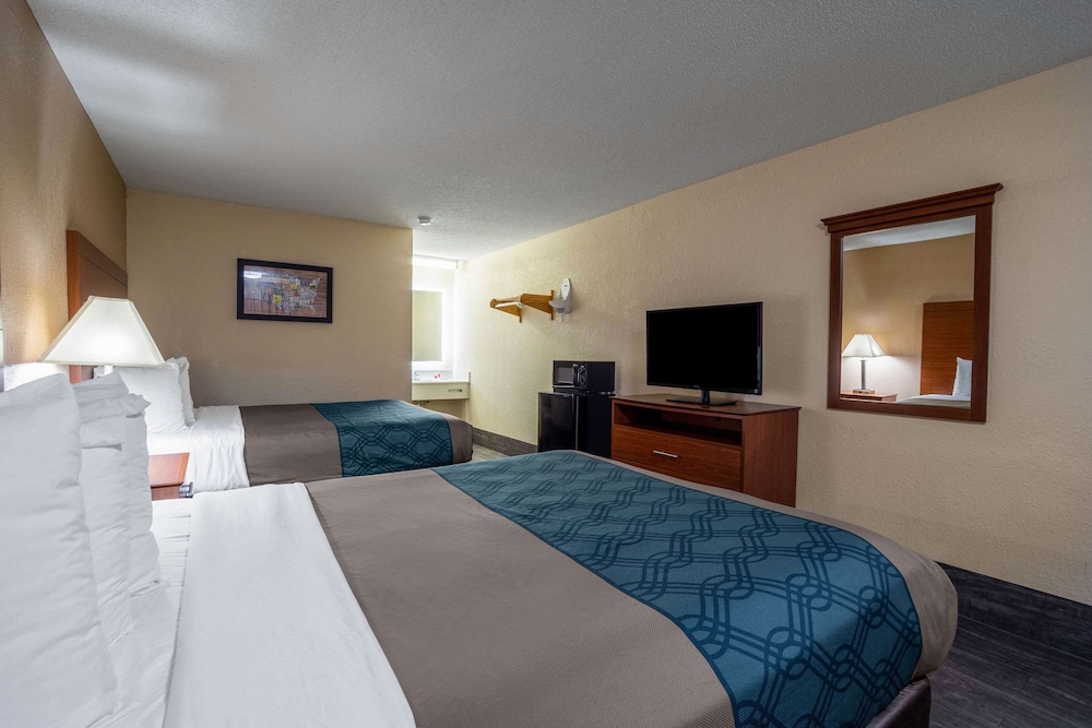 Standard Room, 2 Queen Beds, Non Smoking - Photo 2
