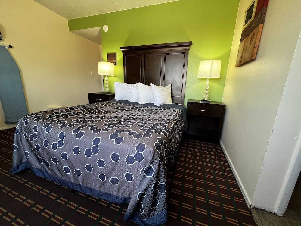 One queen bed non smoking photo 1