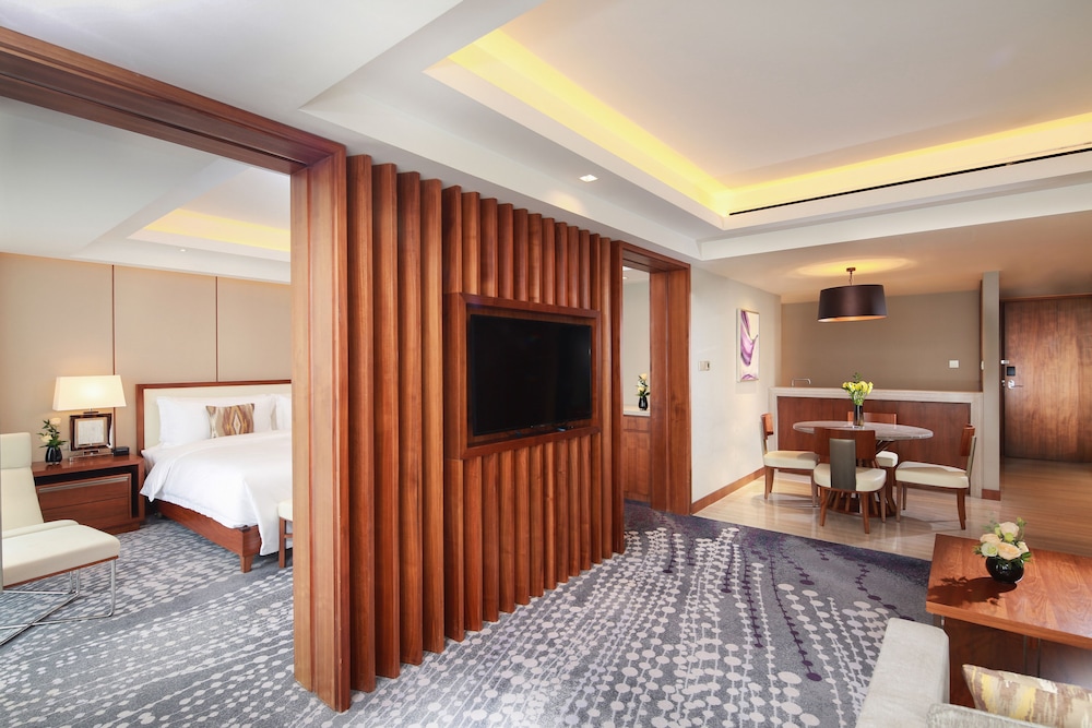 Club Suite, 1 Bedroom, Accessible, Club Lounge Access (Dining Area) - Photo 7