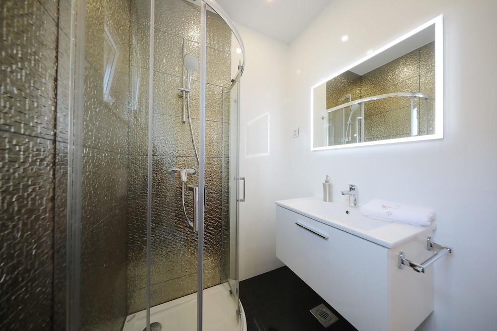 Premium Two Bedroom Apartment with City View
