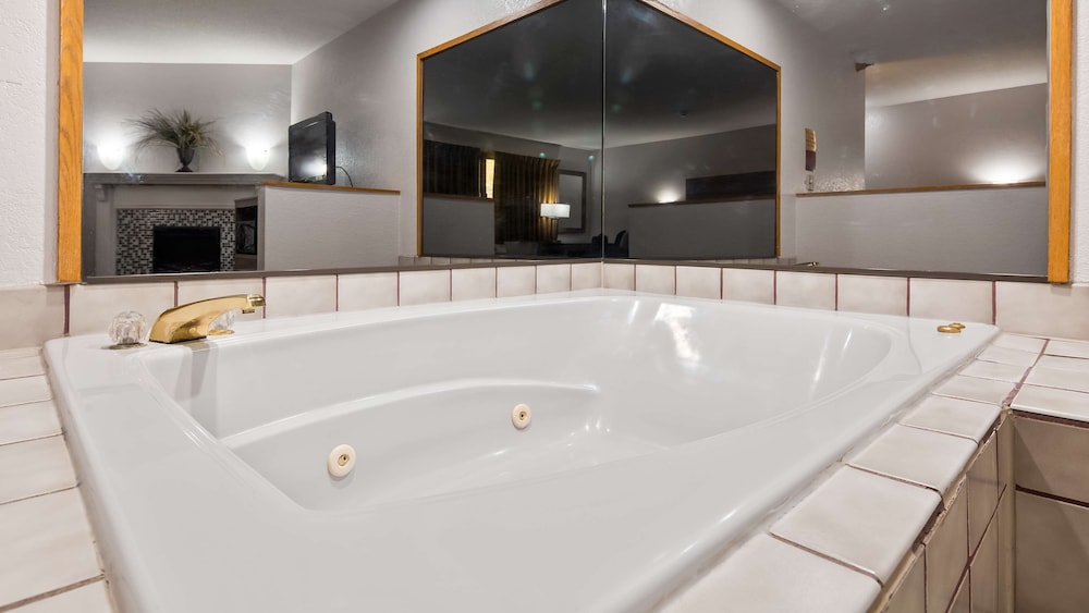 Suite, 1 King Bed, Non Smoking, Jetted Tub photo 2