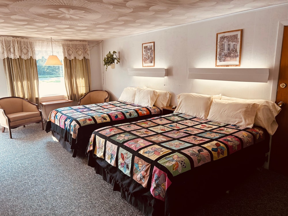 Family Double Room, Refrigerator & Microwave photo 1