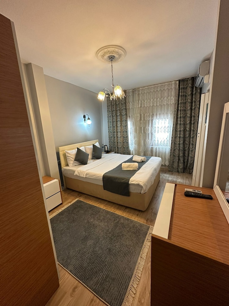 Standard Quadruple Room, 1 Double or 2 Twin Beds photo 3