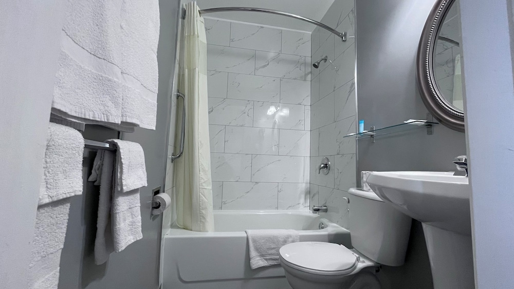 Deluxe Room, 1 Queen Bed, Refrigerator & Microwave, Lake View photo 2