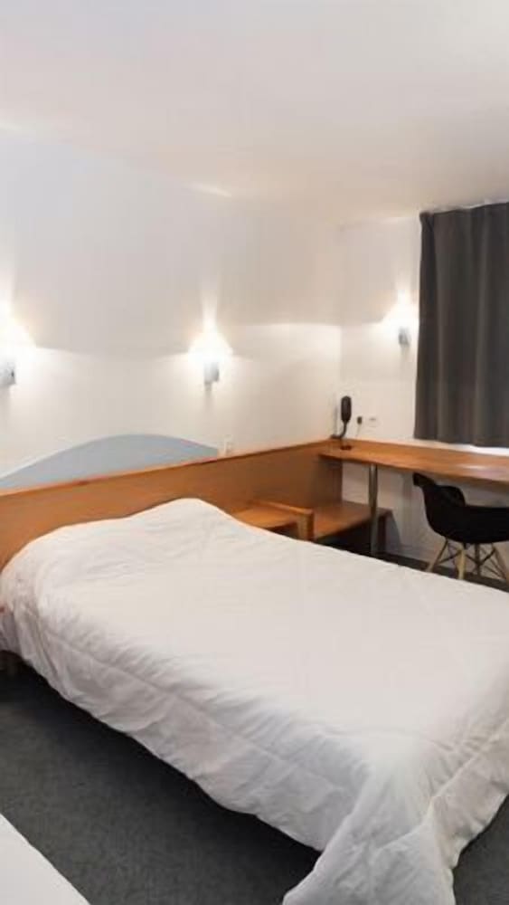 Triple Room with 1 Double Bed and 1 Single Bed photo 2