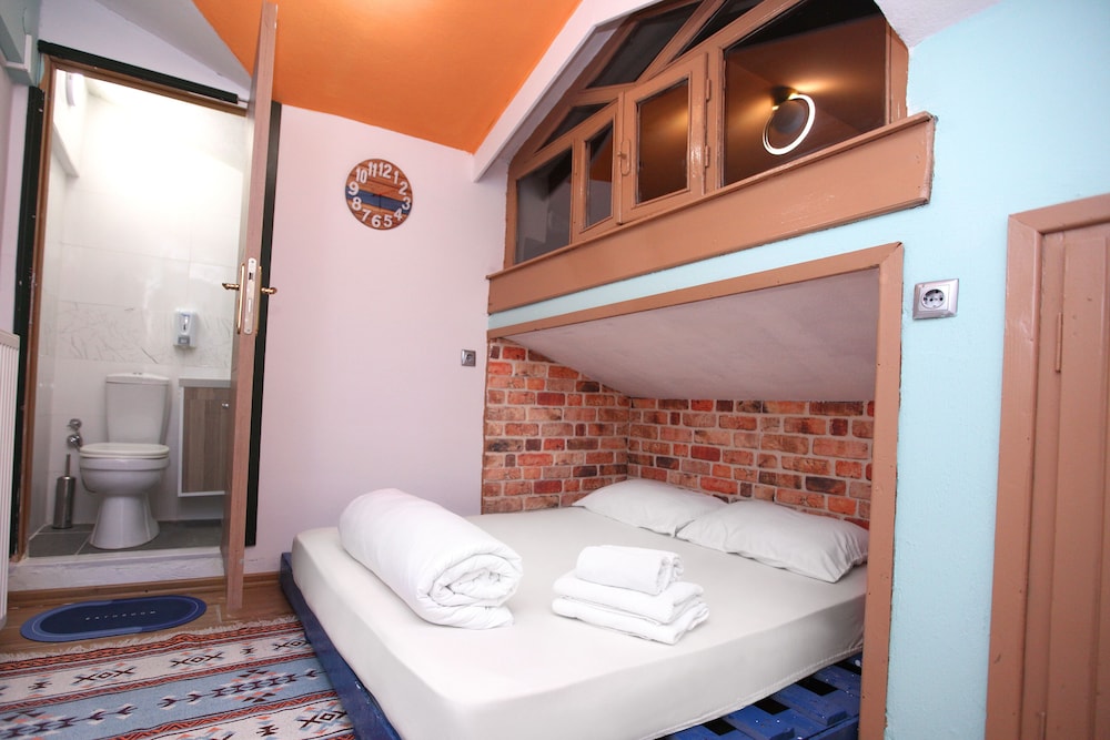 Economy Double Room, 1 Bedroom, Non Smoking, Private Bathroom photo 3