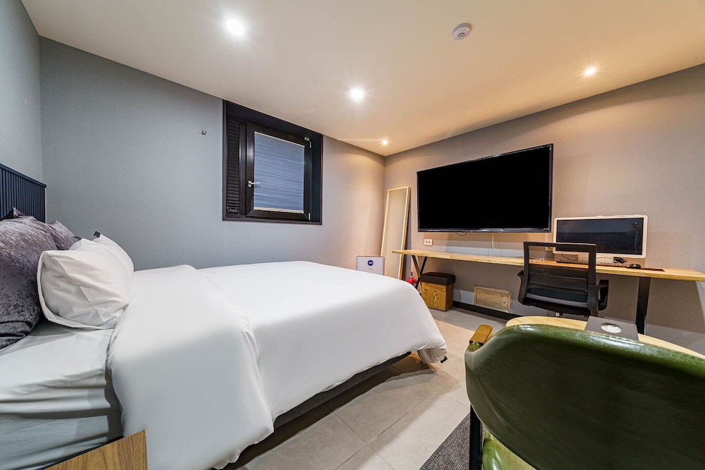 Standard Double Room, 1 Queen Bed, Non Smoking, Bathtub photo 2