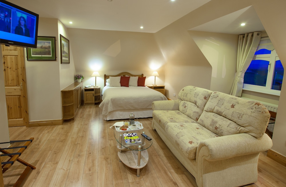 Deluxe Double or Twin Room Ensuite with Bath Sea View (Golf Course View - Room 3) photo 2