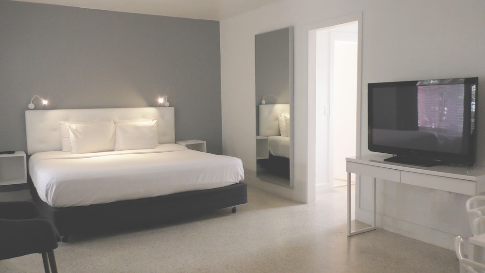 Deluxe Studio, 1 King Bed, Accessible