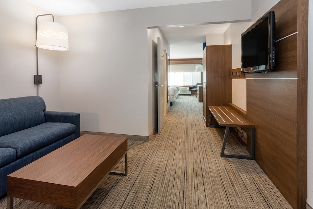 Suite, 2 Queen Beds - Photo 2