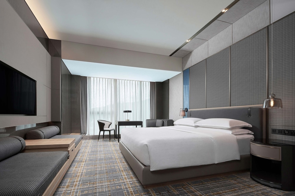 Executive Room, 1 King Bed, City View - Photo 2