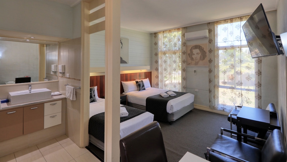 Standard Suite, 1 Bedroom, Non Smoking (Twin Room Double Plus Single (Sleeps 3)) photo 1