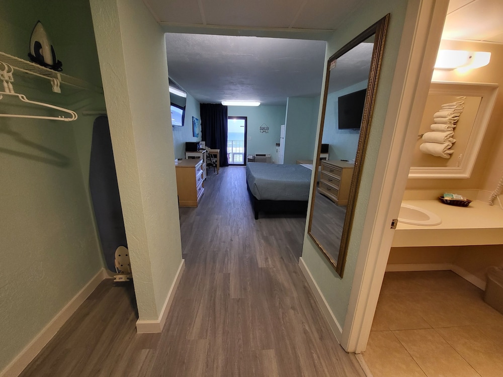 Standard Room, 1 King Bed, Kitchenette, Oceanfront - Photo 7