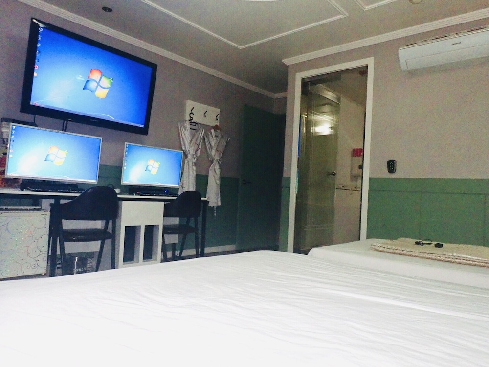 Twin Room (Couple PCs)