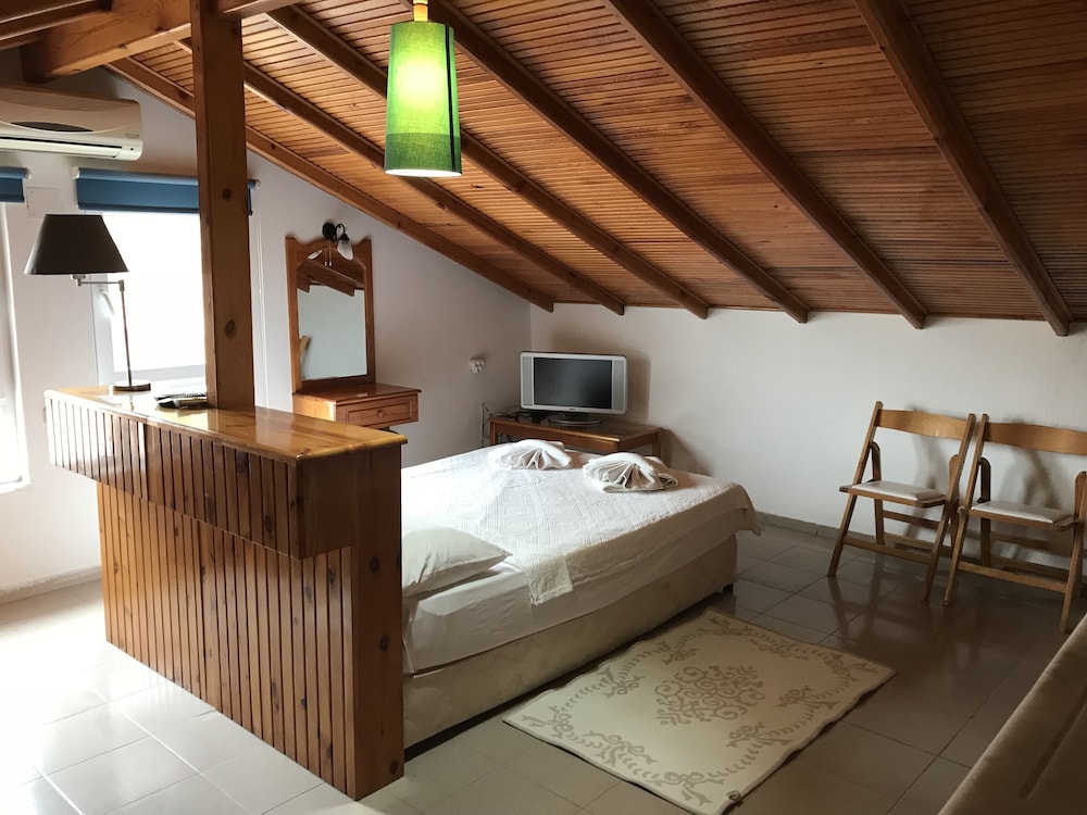 Economy Double Room, 1 Queen Bed photo 2
