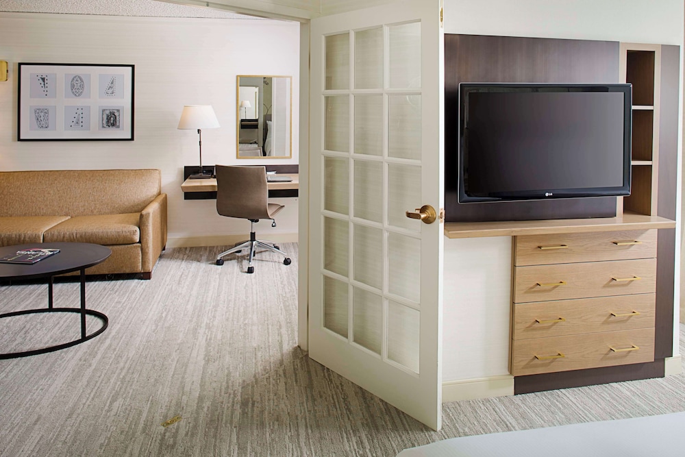 Executive Suite, 1 King Bed with Sofa bed, Accessible, Bathtub - Photo 3