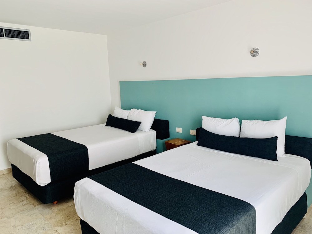 Standard Room, 2 Double Beds - Photo 9
