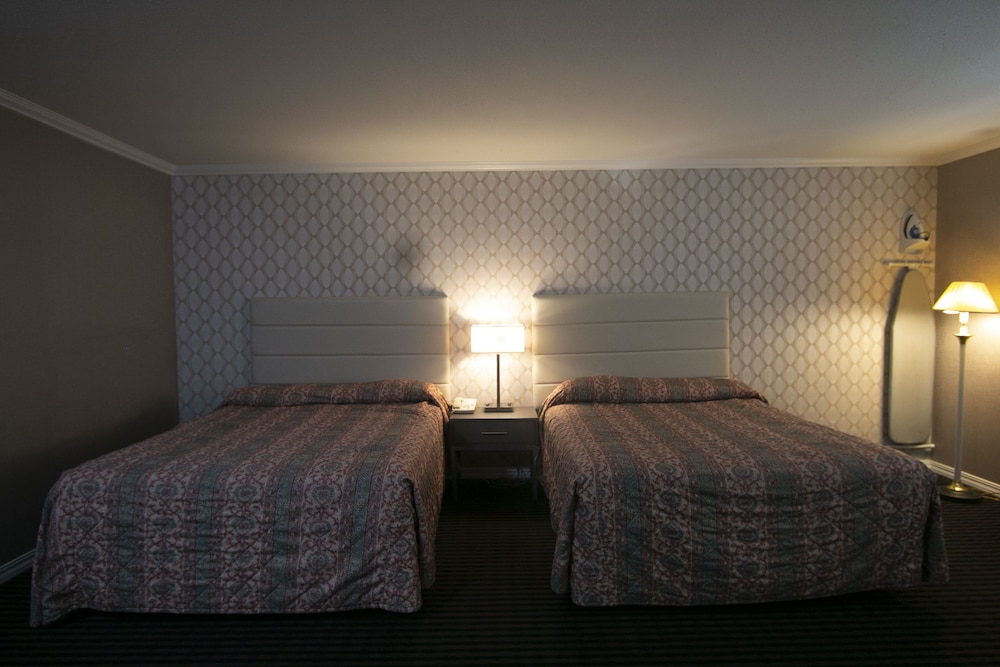 Standard Room, 2 Queen Beds - Photo 4