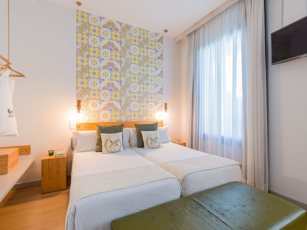 Superior Double Room thumbnail 6