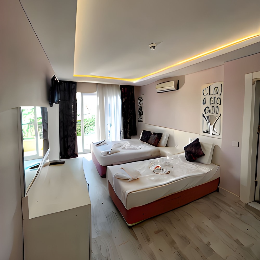 Deluxe Room with Partially Sea View photo 2