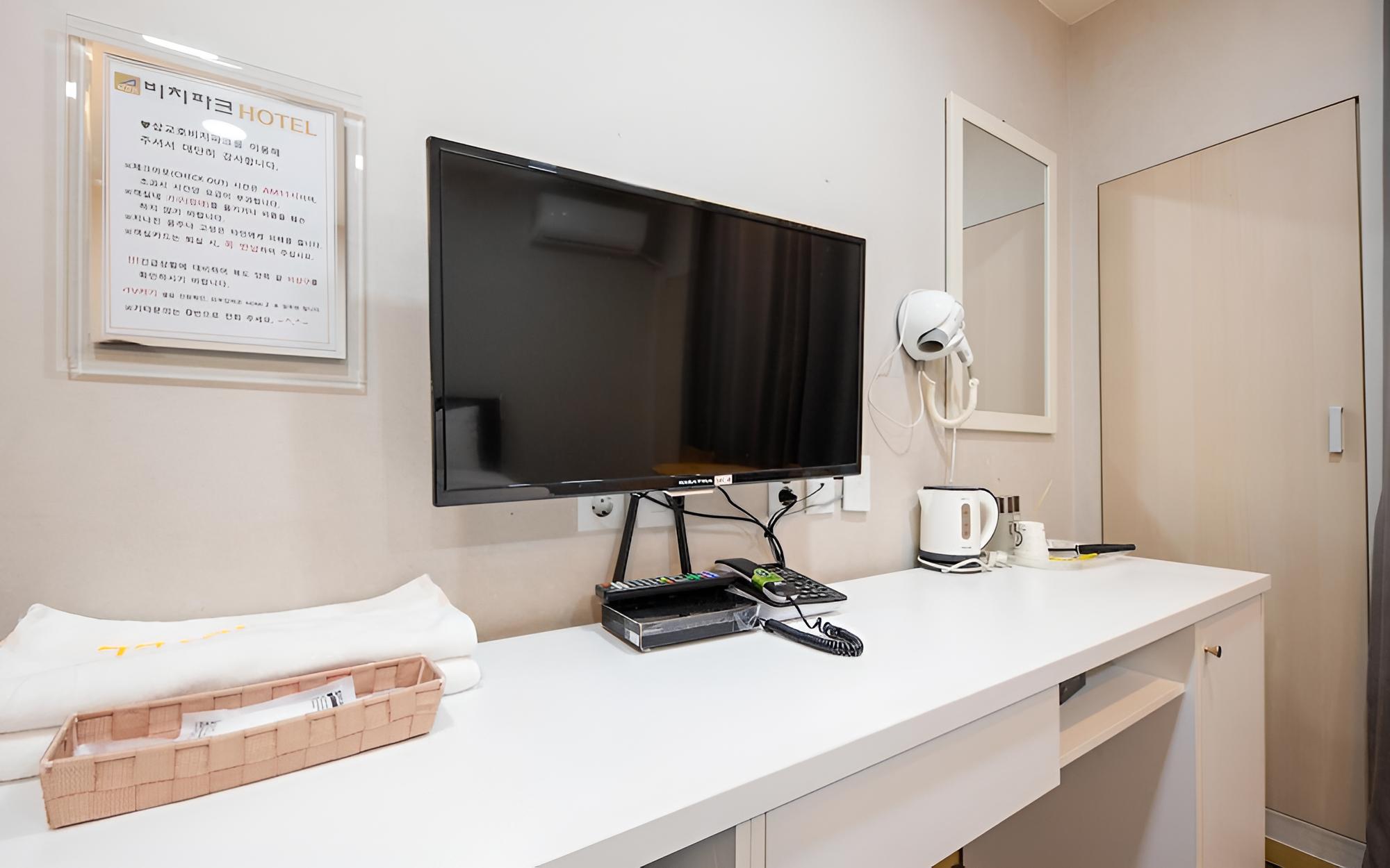 Room (Standard Room (Ocean View)) - Photo 4