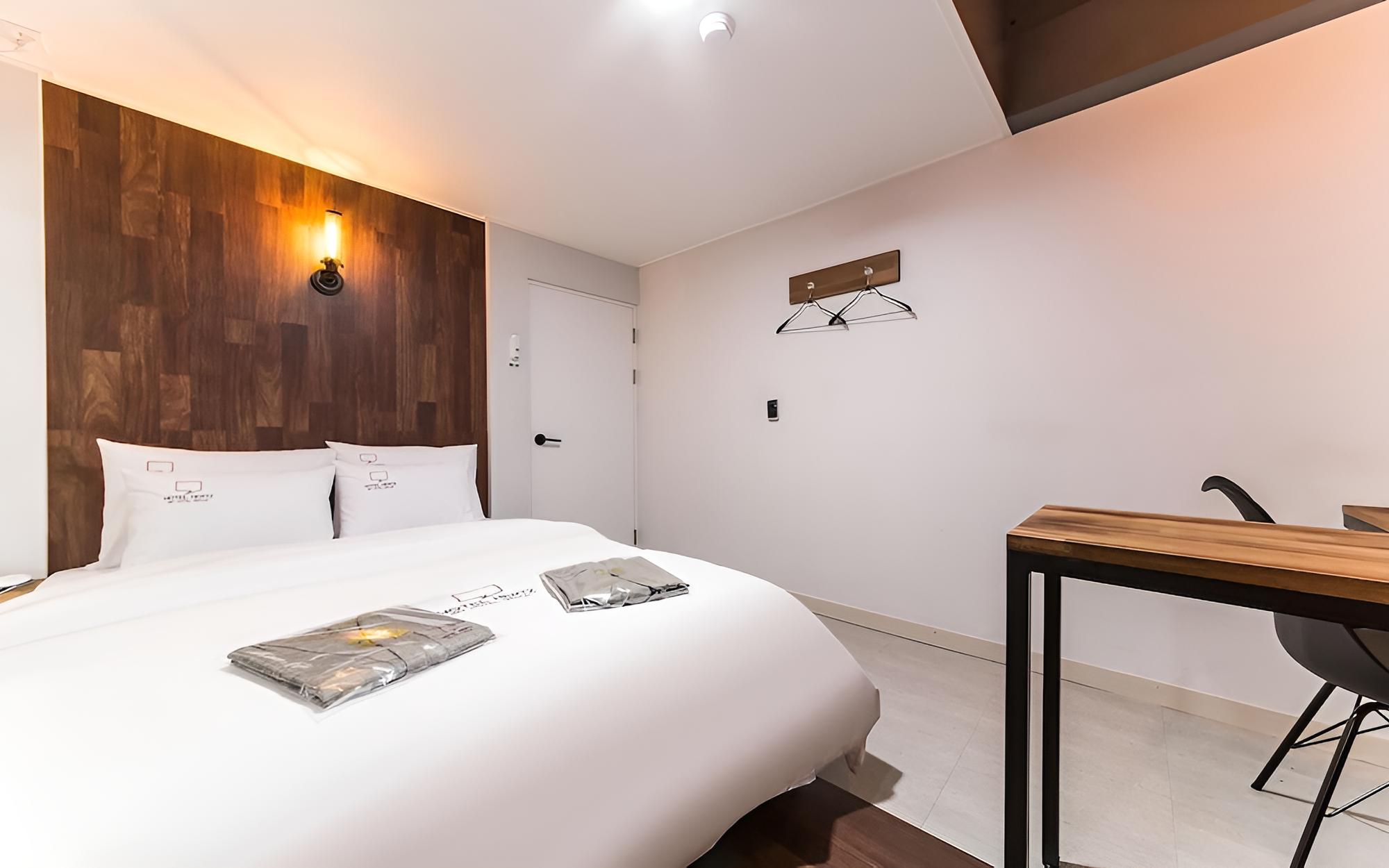 Room (BEST room (no parking lot Netflix ava) - Photo 2