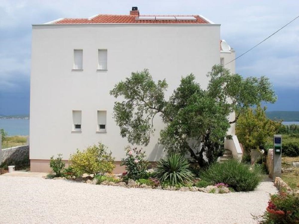 Apartment (Neven - economic apartment close to s) photo 1
