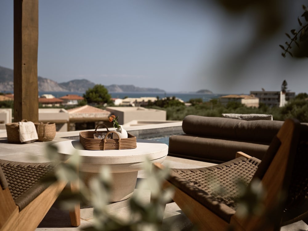 Superior Suite with Private Pool and Sea View - Photo 8