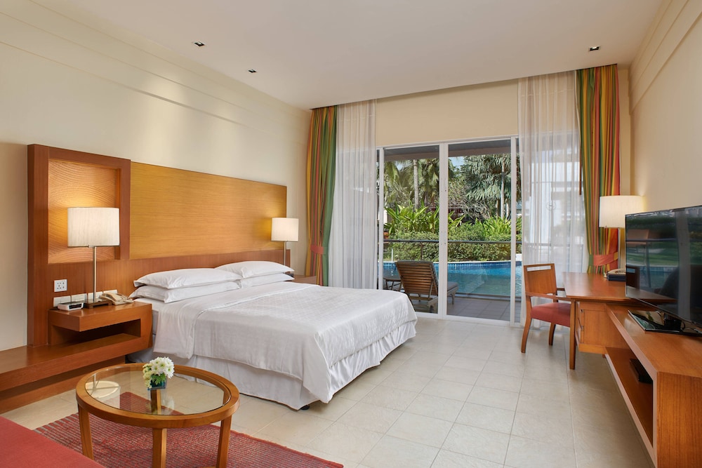 Room, 1 King Bed with Sofa bed, Poolside - Photo 4
