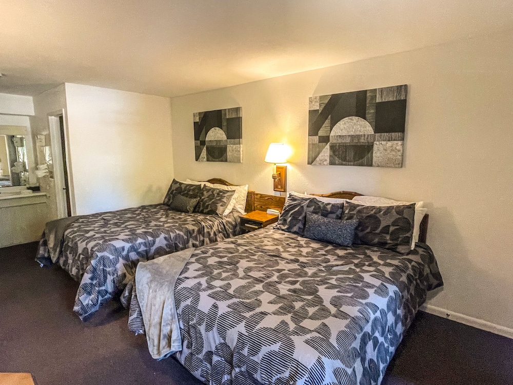 Standard Room, 2 Queen Beds, Non Smoking photo 1