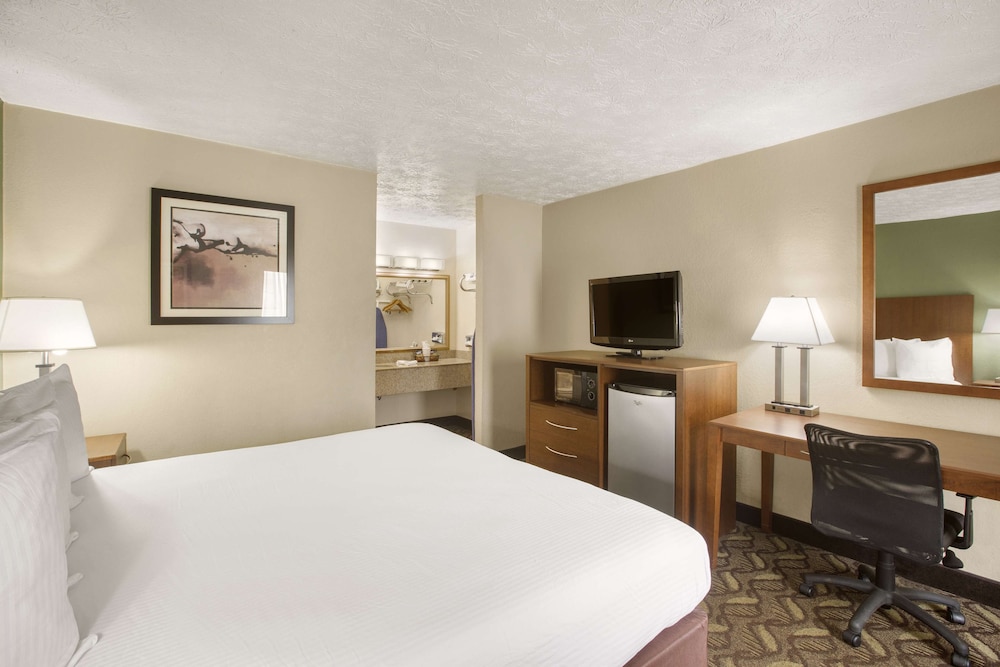 Standard Room, 1 King Bed, Accessible, Bathtub photo 2