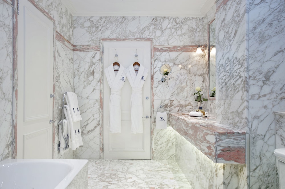 2 Bedroom Deluxe Suite thumbnail 6