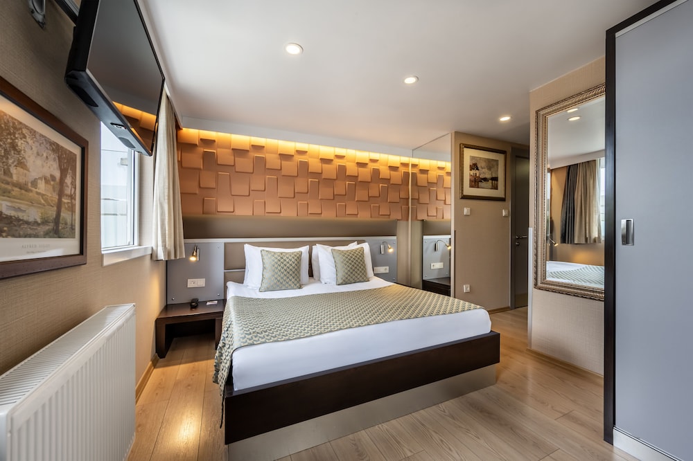 Standard Double Room, 1 Queen Bed, Microwave, Partial Sea View photo 3