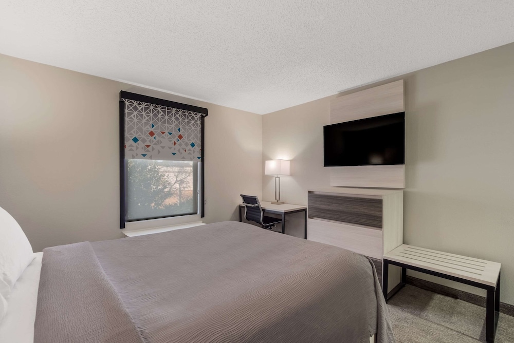 Suite, 1 Queen Bed, Non Smoking - Photo 1