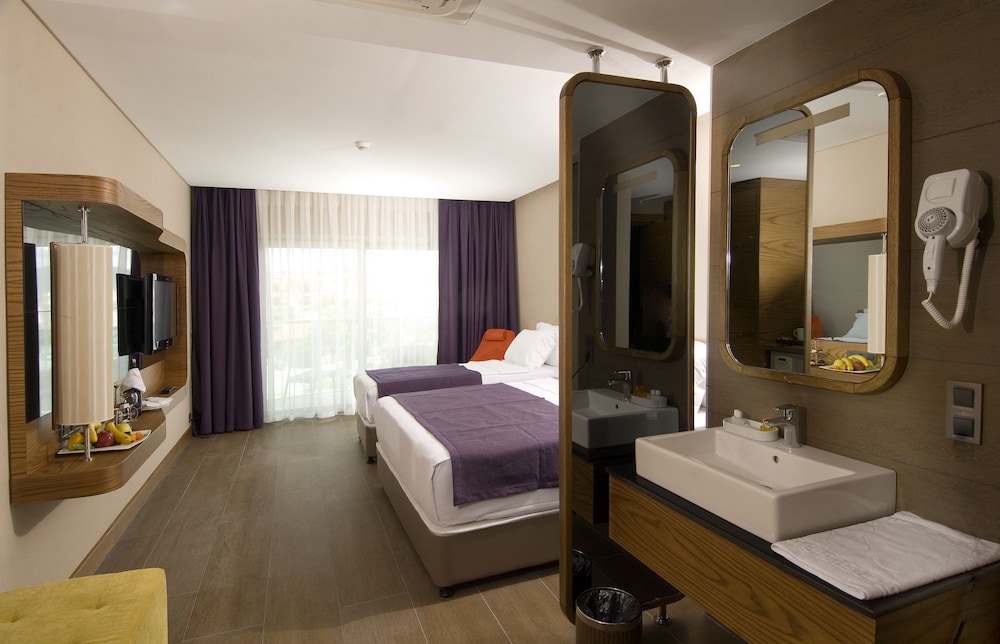 Standard Room, Multiple Beds, Mountain View