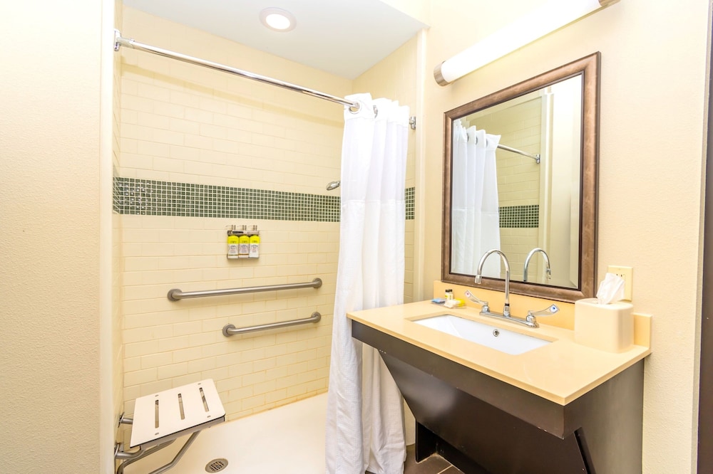 Suite, 2 Bedrooms, Kitchen - Photo 4