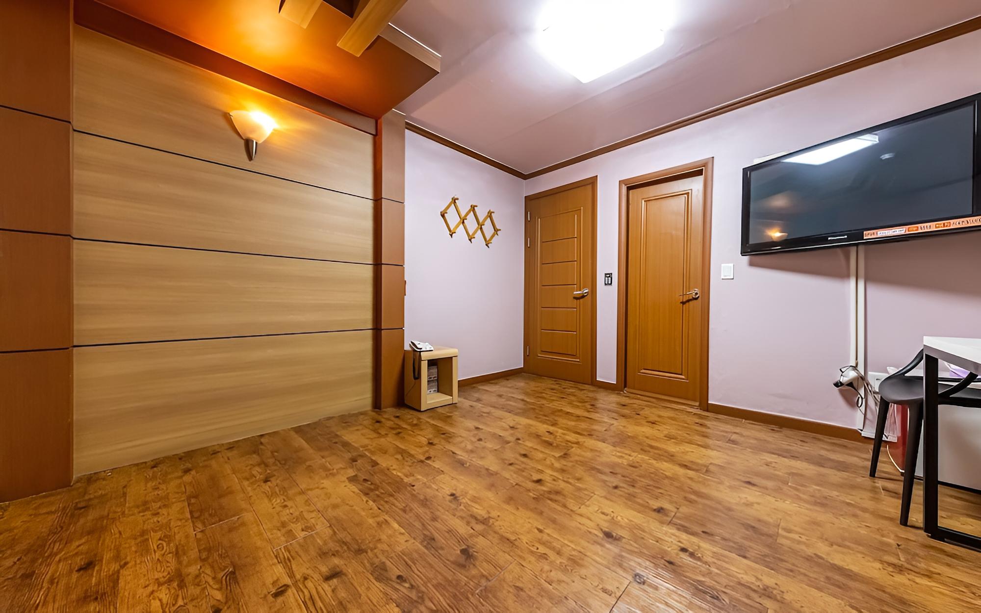 Room (Ondol Room (Netflix Available Room Ra) - Photo 1