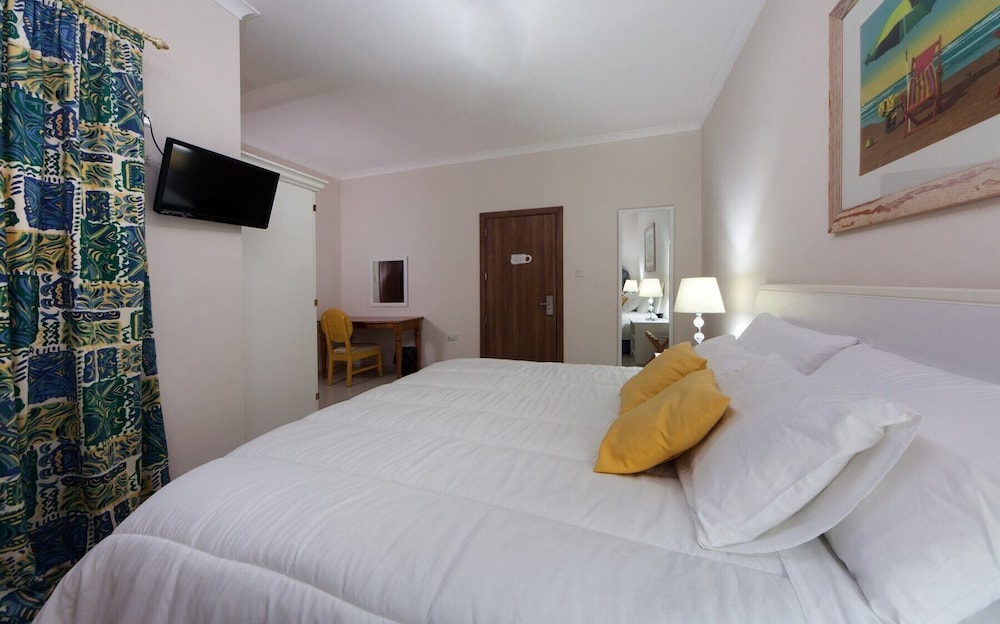 Standard Double or Twin Room photo 3