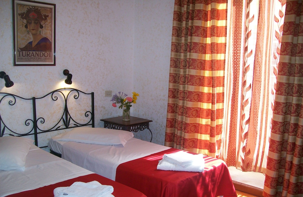 Classic Double Room, Private Bathroom thumbnail 5