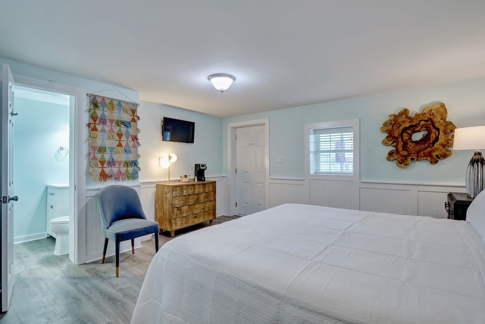 Standard Room, 1 King Bed, Refrigerator & Microwave photo 3