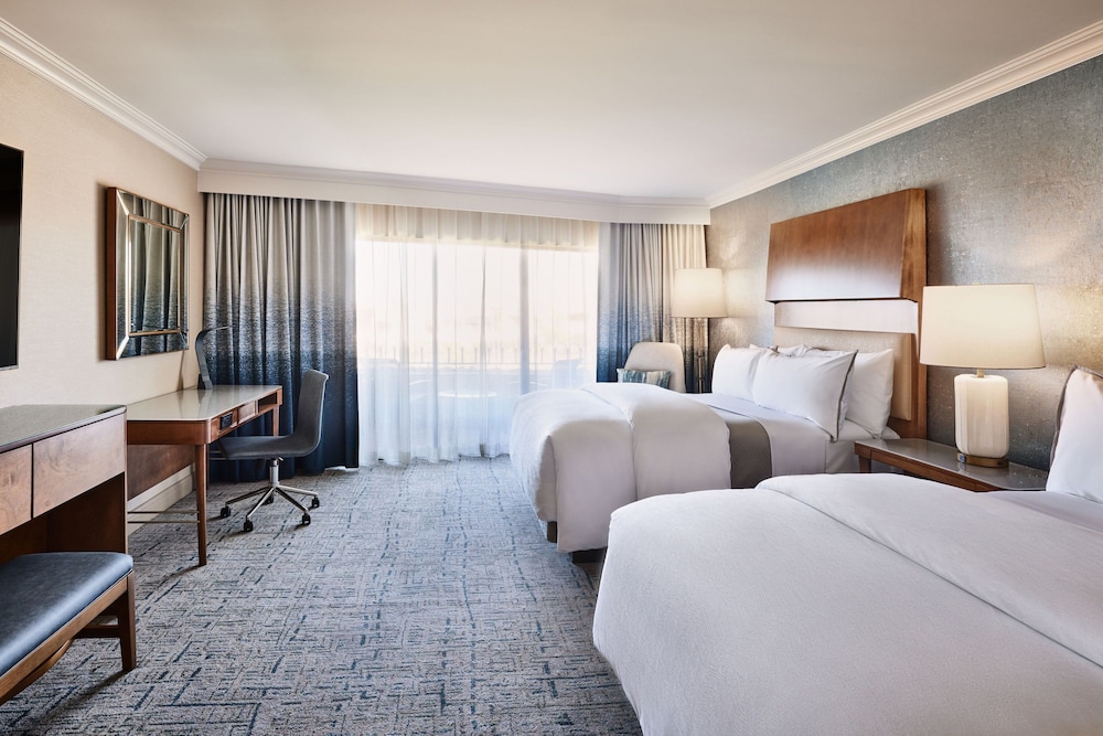Deluxe Room, 2 Queen Beds, Golf View - Photo 4