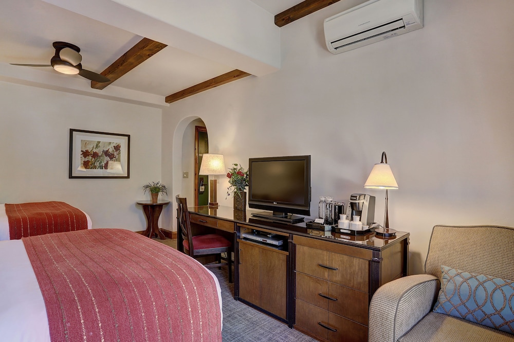 Room, 1 King Bed, Fireplace - Photo 3