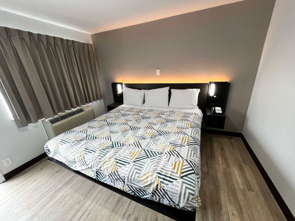 Standard Room, 1 King Bed, Non Smoking, Refrigerator photo 1