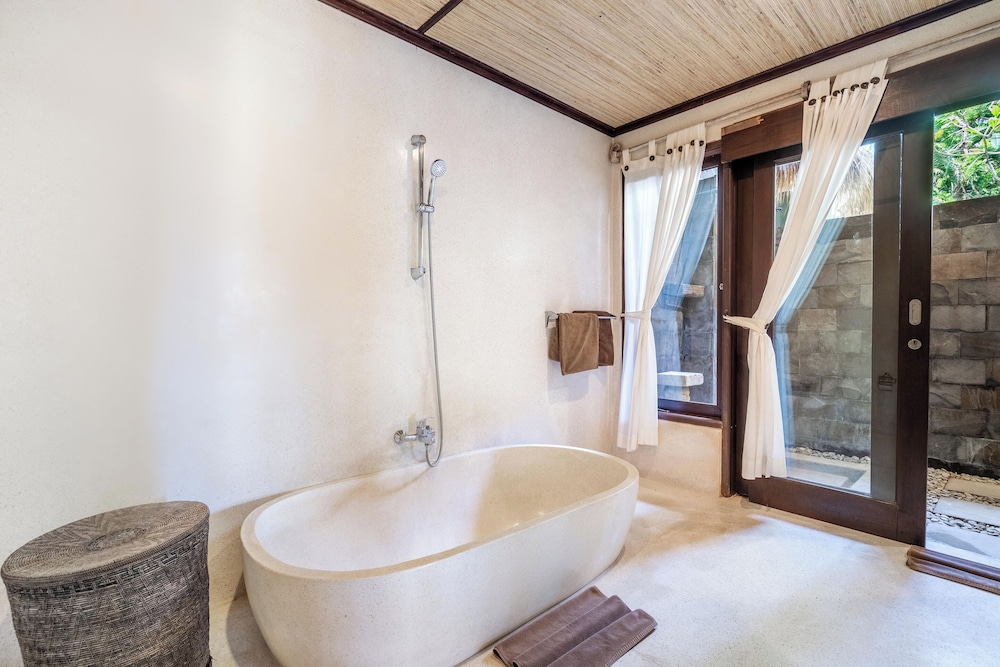 4 Bedrooms, Separate Entrances Beachfront Group Stay - Photo 42