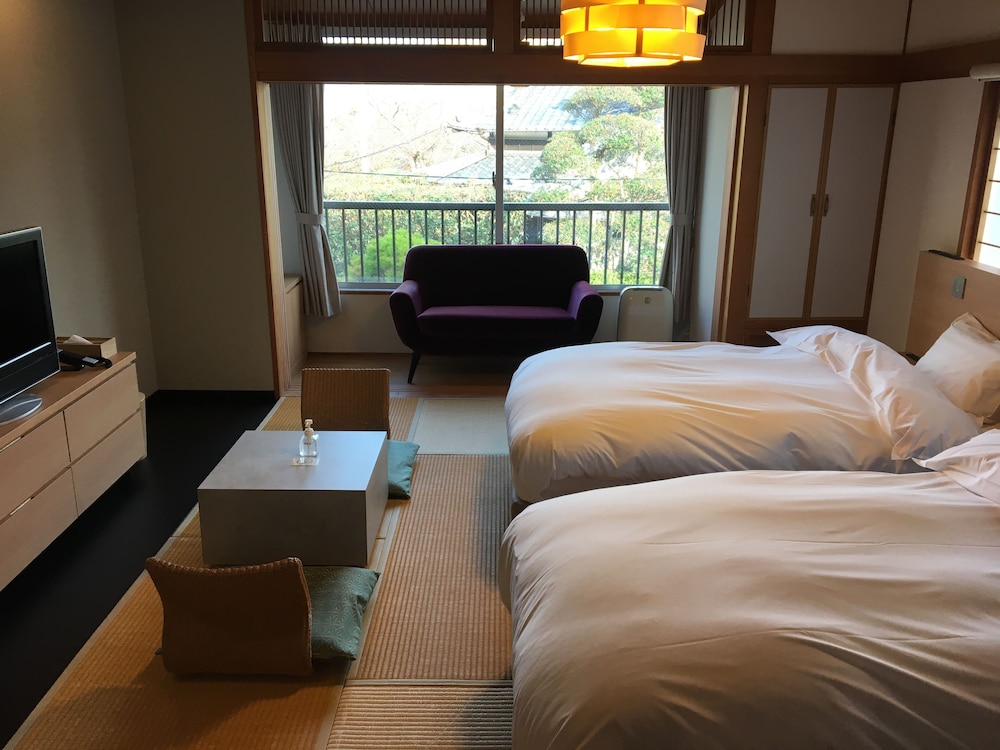 Japanese Western Twin Room with Private Bath photo 3