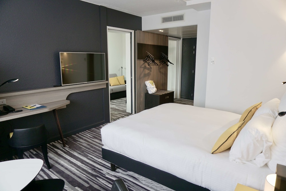 Suite, 1 Queen Bed with Sofa bed - Photo 4