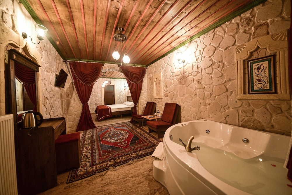 Honeymoon Room, Jetted Tub, City View - Photo 7